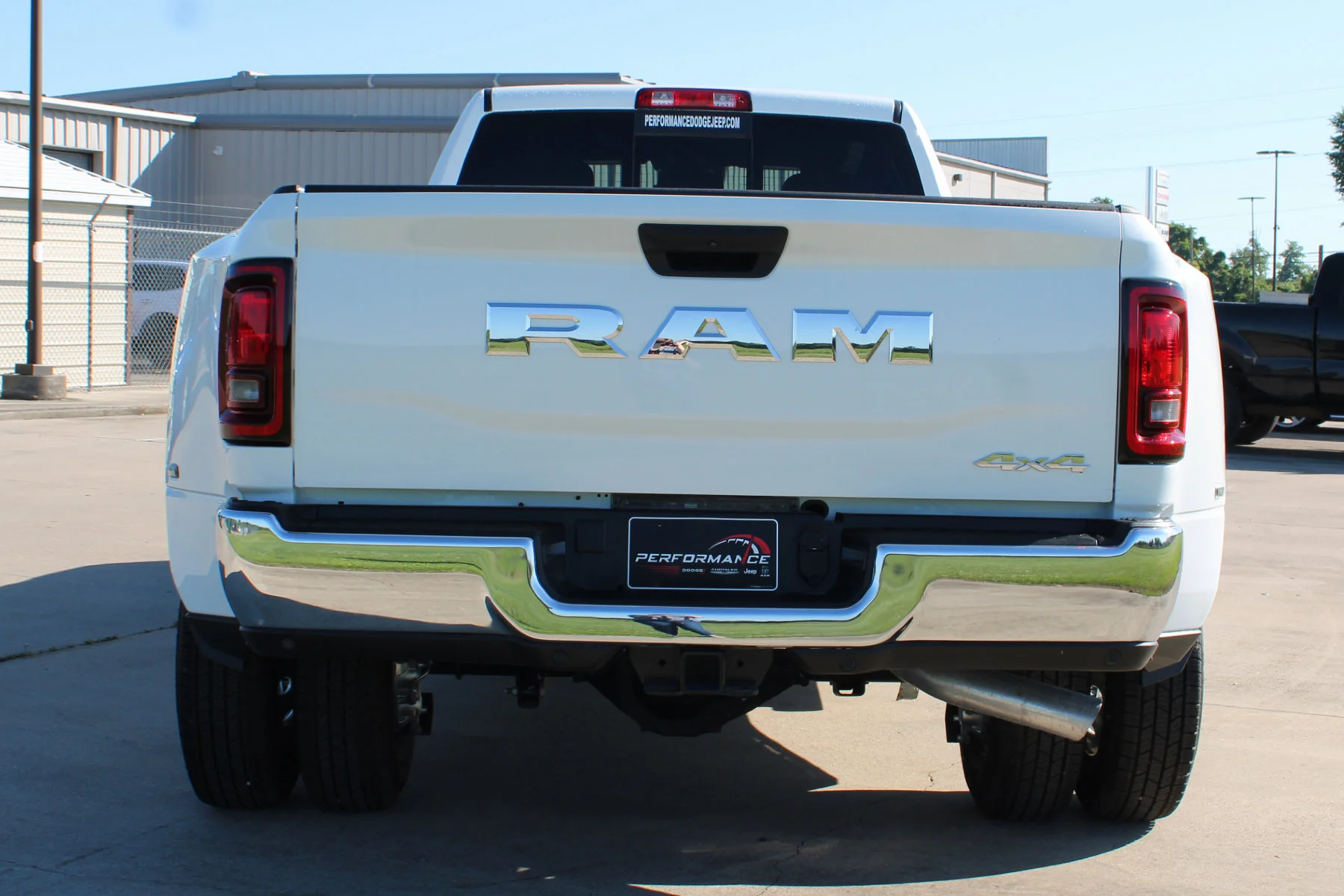 New 2026 Bright White Clear-Coat Exterior Paint RAM TRADESMAN CREW CAB 4X4 LONG BOX image 31