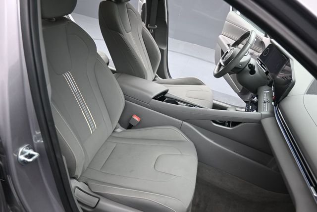 Used 2025 Silver Hyundai SEL Convenience image 25