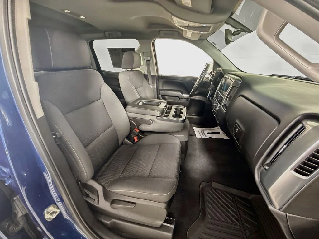 Used 2018 Deep Ocean Blue Metallic Chevrolet LT image 26