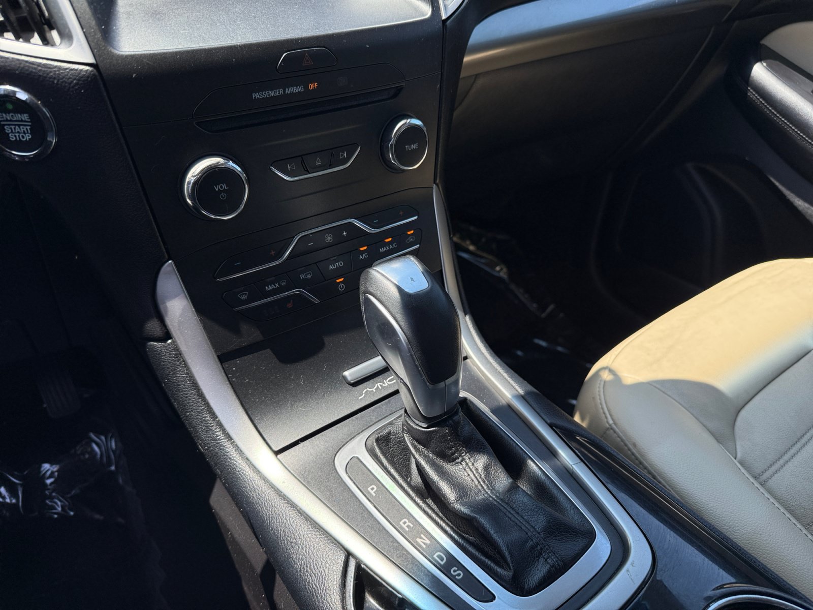 Used 2015 Oxford White Ford SEL image 13