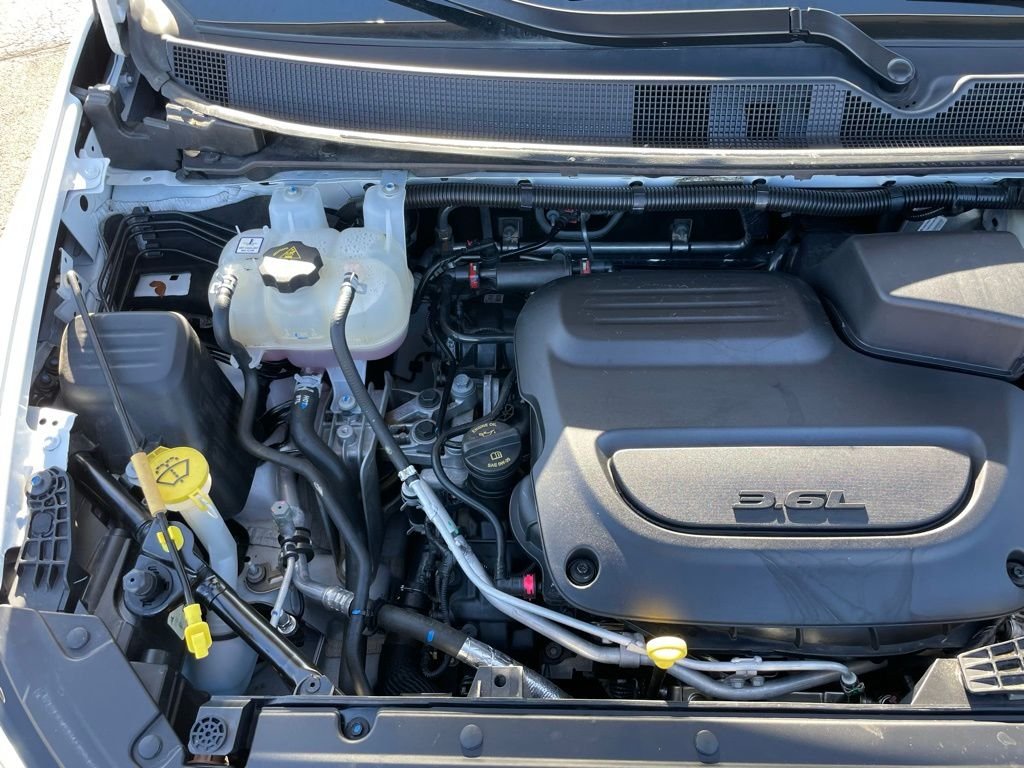 Used 2025 White Chrysler Limited image 41