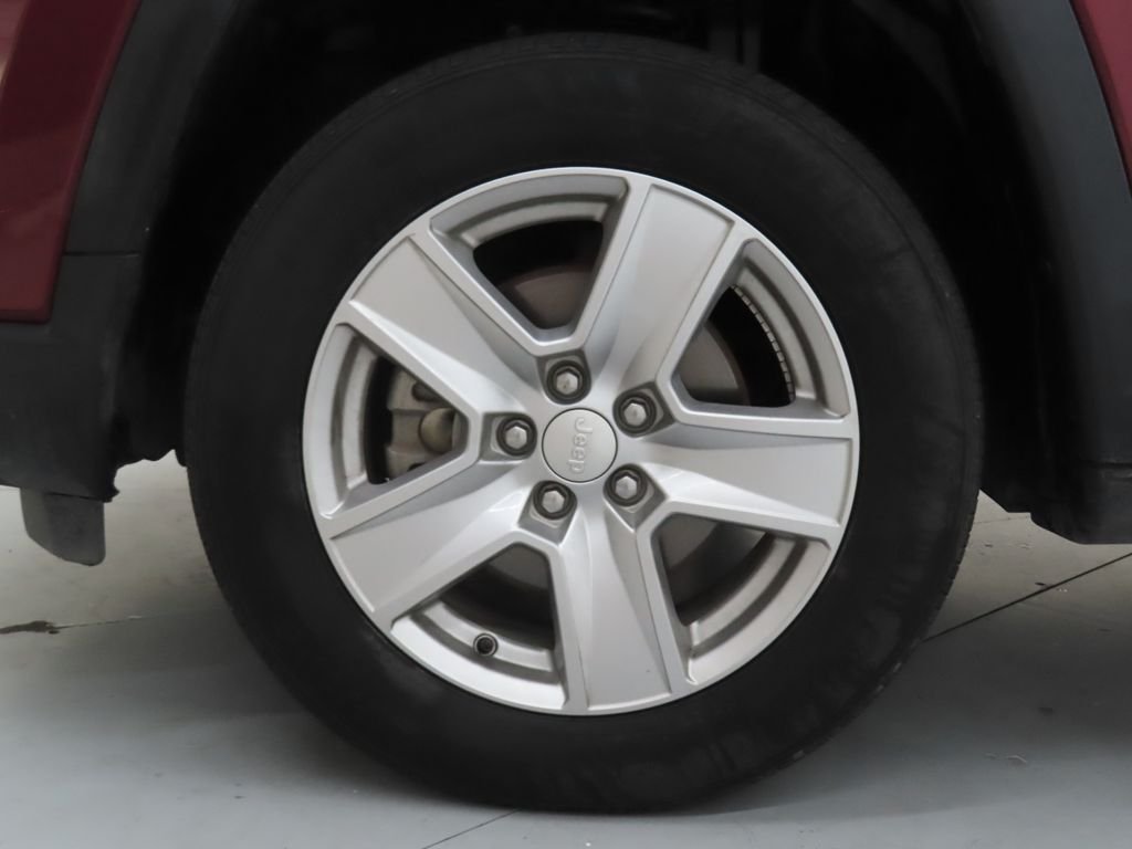 Used 2022 Red Jeep Latitude image 24