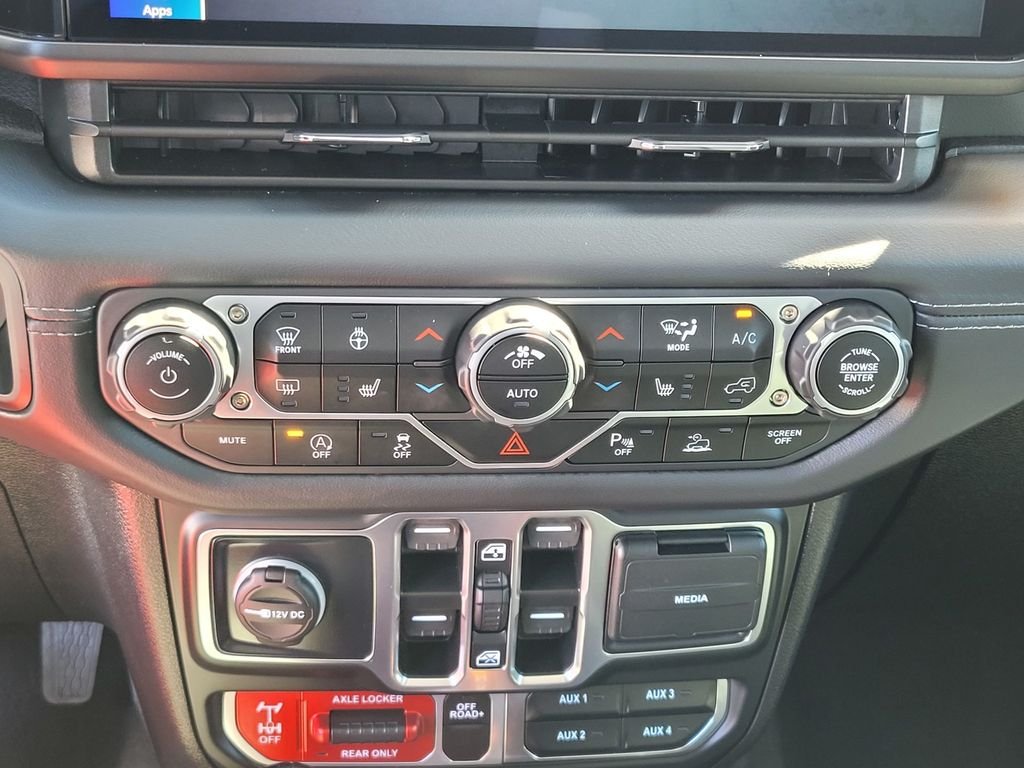 Used 2025 White Jeep Mojave image 21