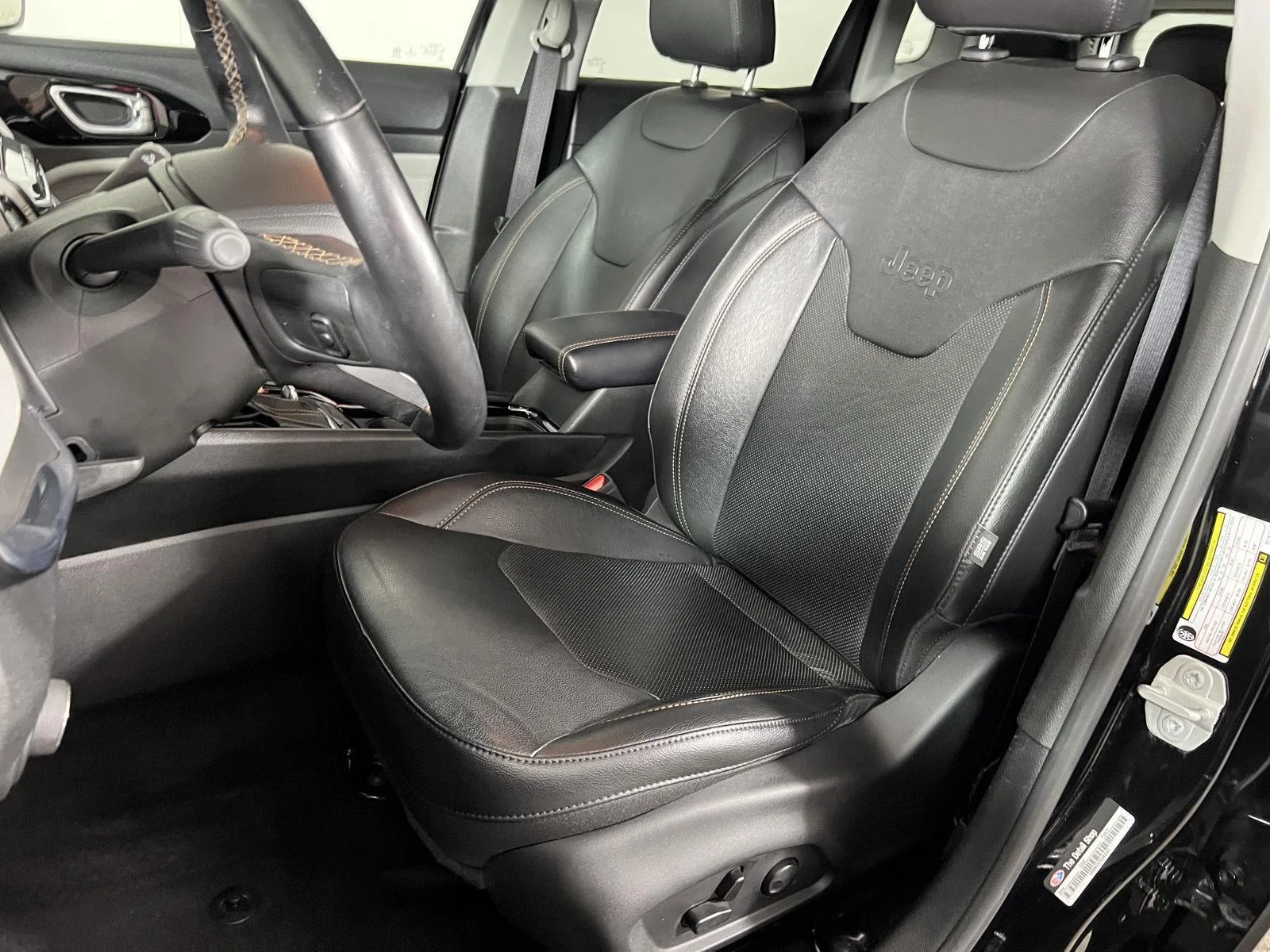 Used 2022 Diamond Black Crystal Pearlcoat Jeep Limited image 15