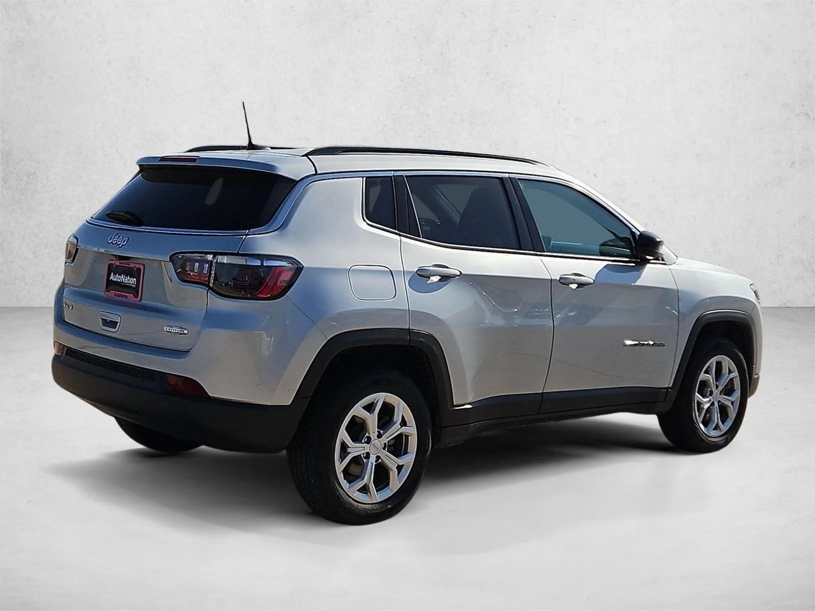 Used 2024 Silver Zynith Metallic Clearcoat Jeep Latitude image 5
