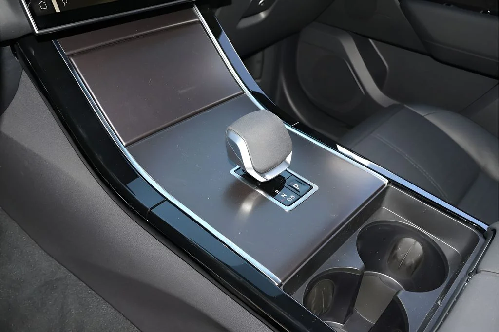 New 2026 Fuji White Land Rover Dynamic SE image 27