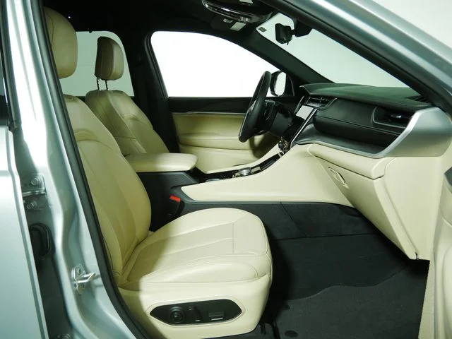 Used 2023 Silver Jeep Limited image 13