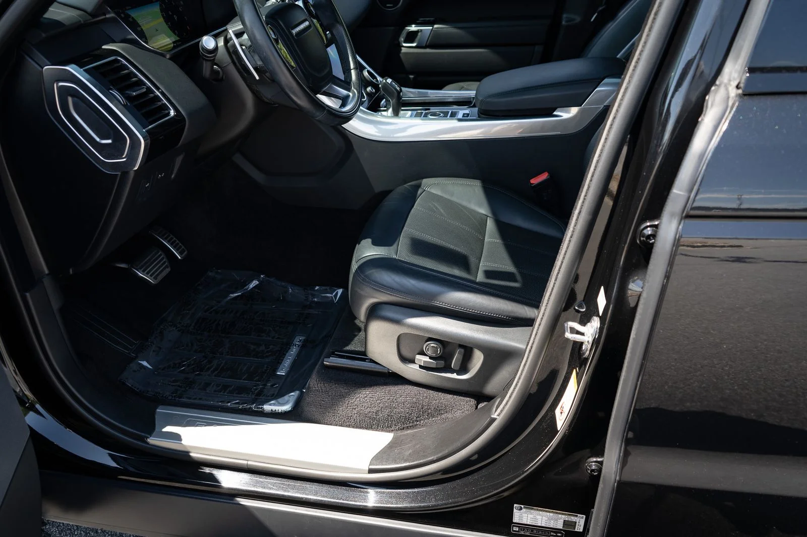 Used 2022 Black Land Rover HSE Silver Edition image 18
