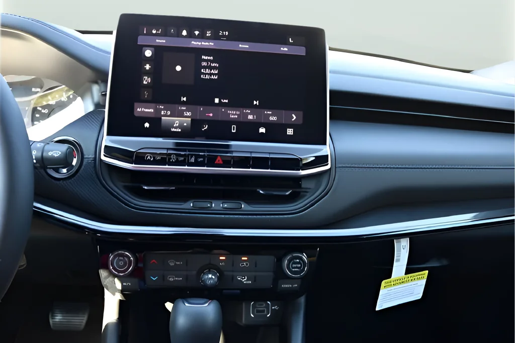 New 2026 White Jeep Latitude image 21