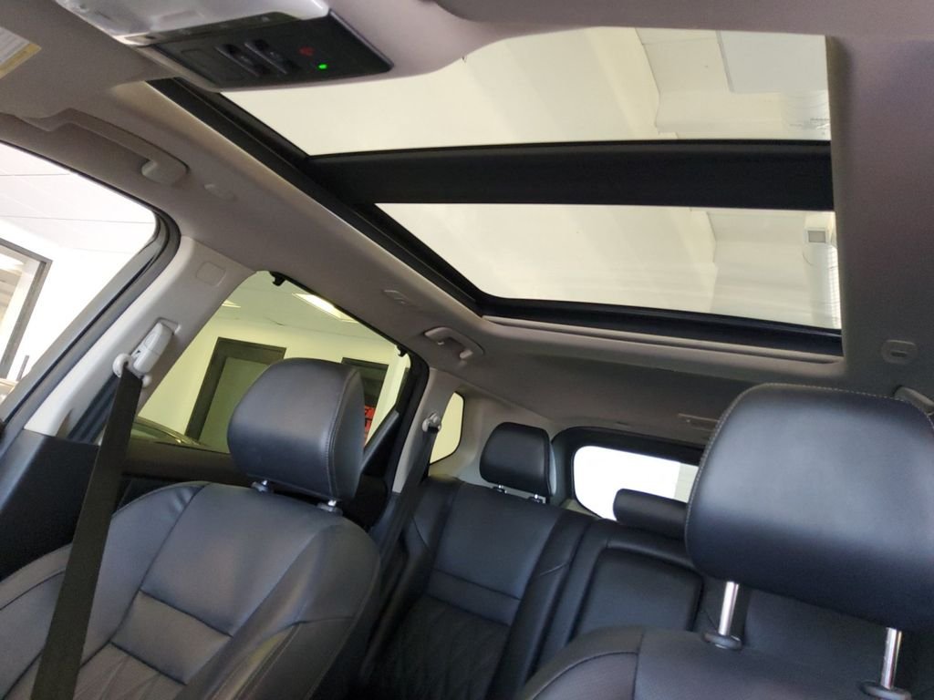Used 2023 White Nissan Platinum image 24