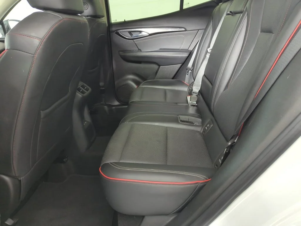 Used 2023 Summit White Buick Essence image 20