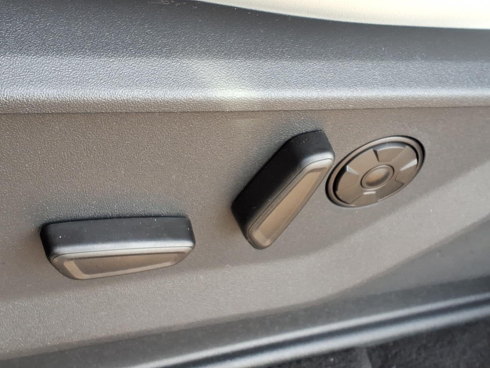 New 2025 Star White Metallic Tri-Coat Ford Platinum® MAX image 7