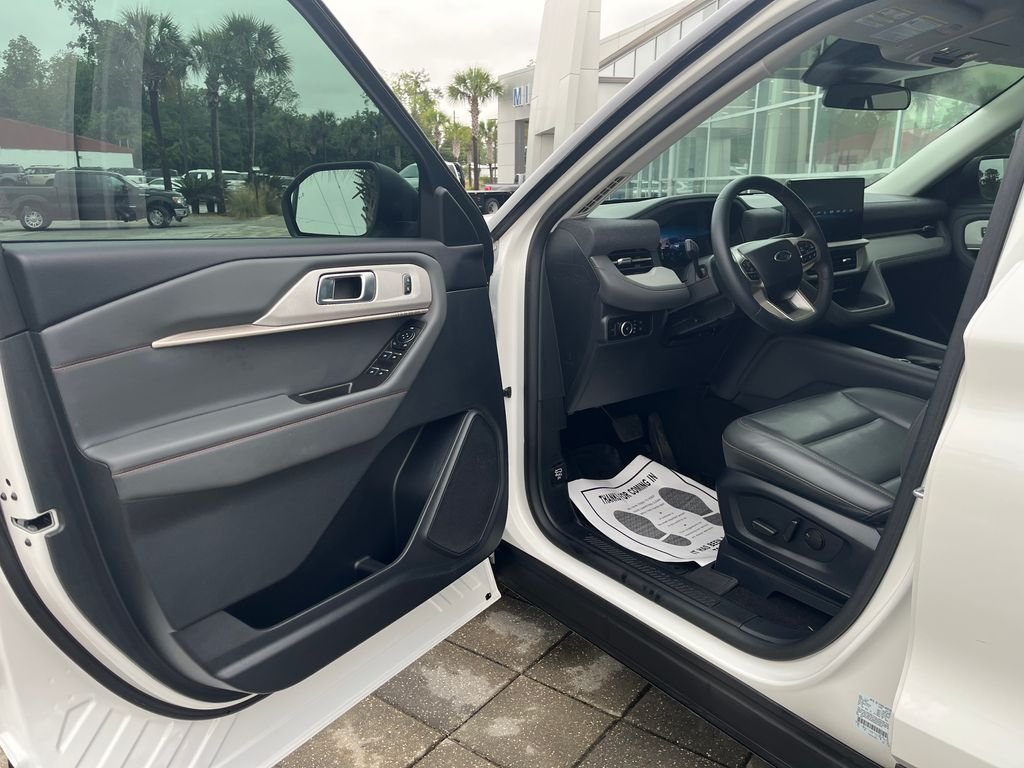 Used 2025 White Metallic Ford Active image 10