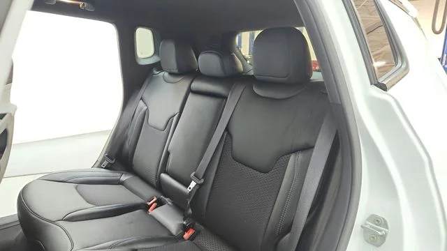New 2026 Bright White Clear-Coat Exterior Paint Jeep Latitude image 18