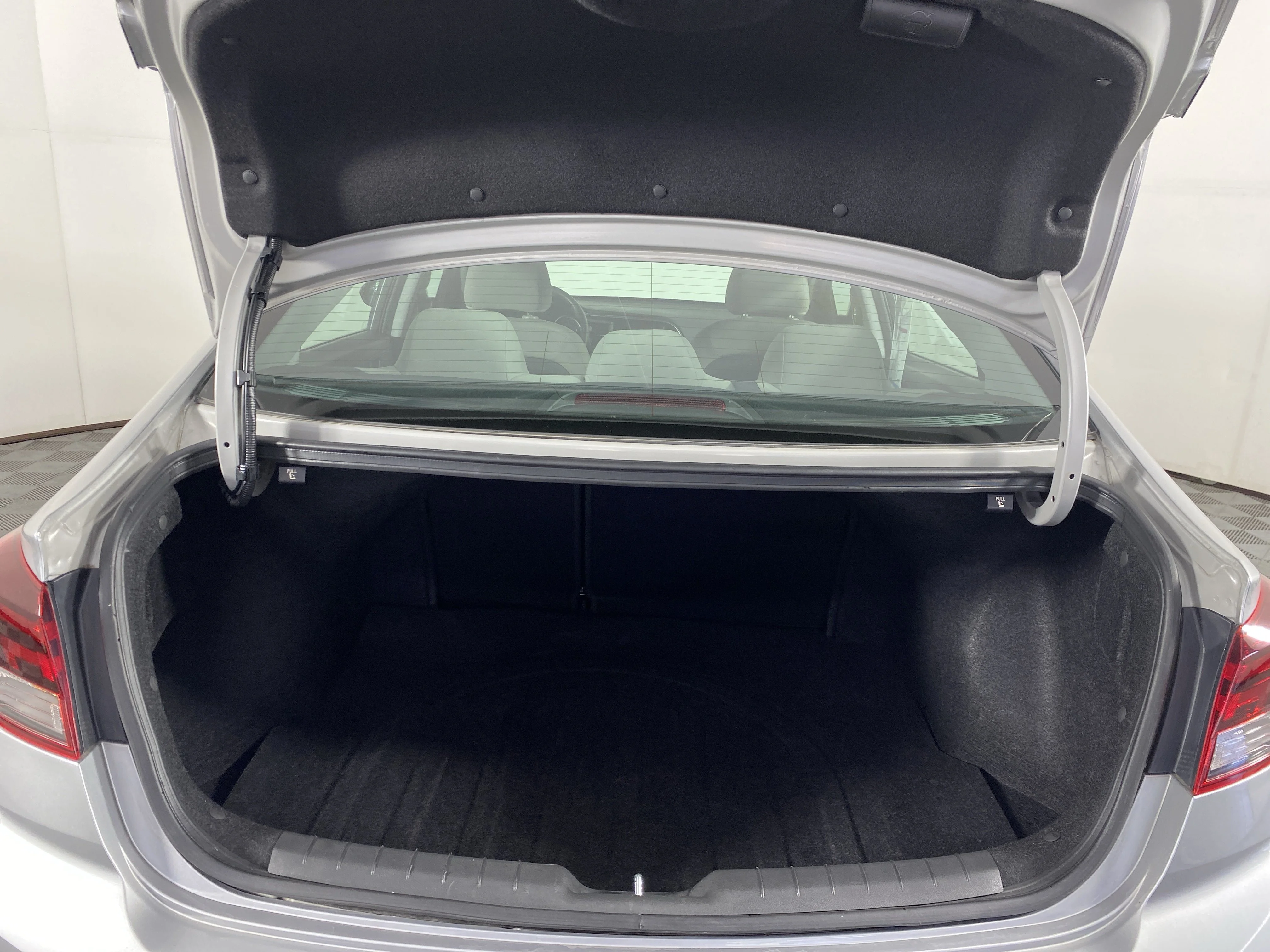 Used 2020 Stellar Silver Hyundai SE image 29