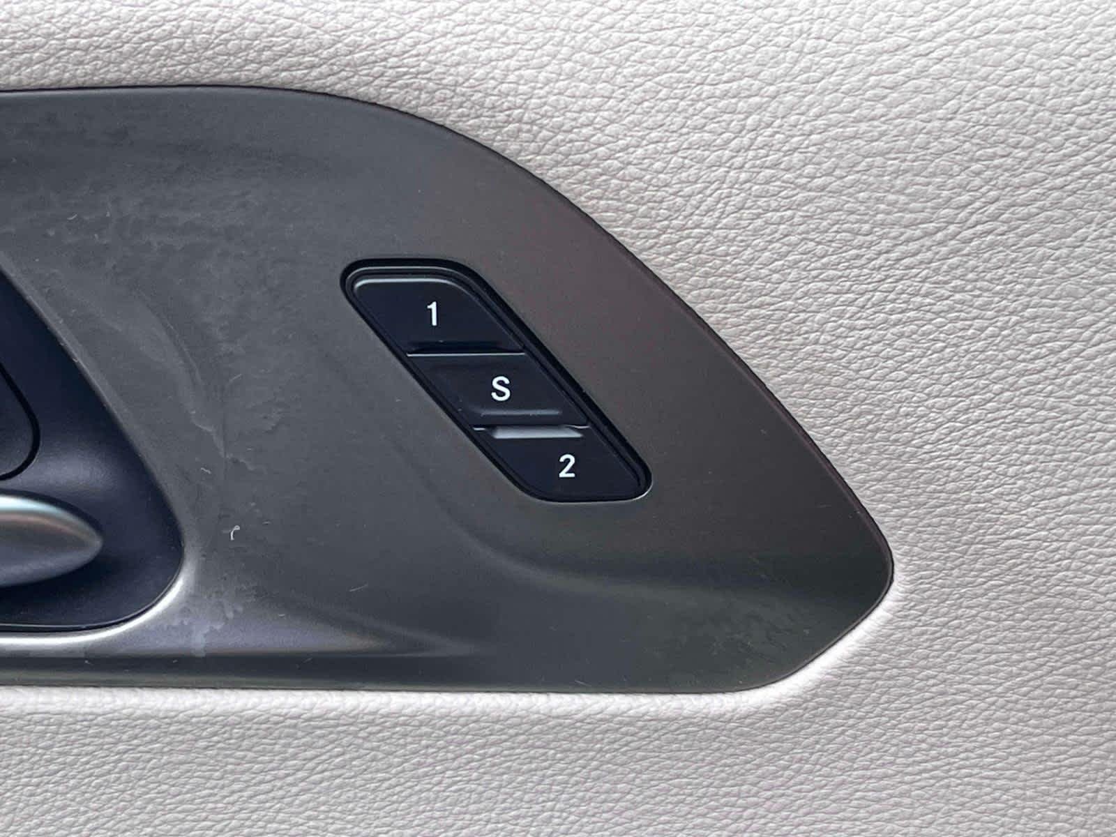 Used 2023 Blk/black Chrysler Touring L image 32