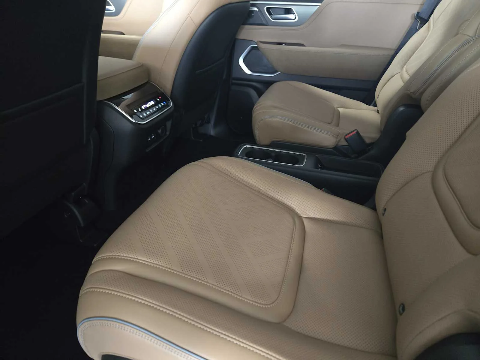 New 2026 RADIANT WHITE INFINITI Luxe 2WD image 18