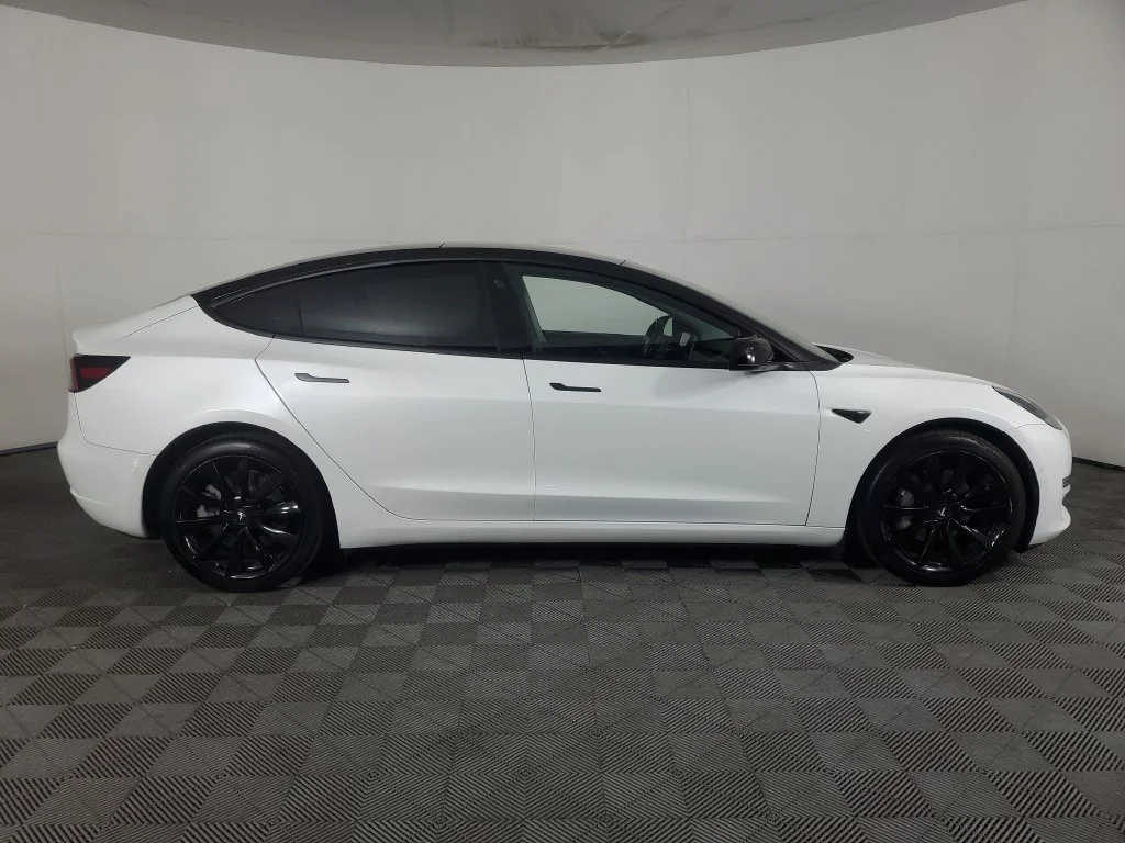 Used 2019  Tesla Standard Range Plus image 3