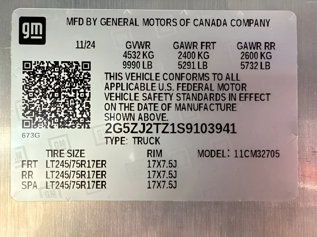 Used 2025 Oyster White Chevrolet AWD 400 image 28