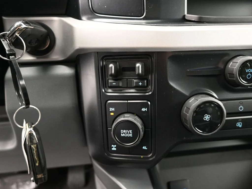 New 2026 Carbonized Gray Metallic Ford XLT image 17