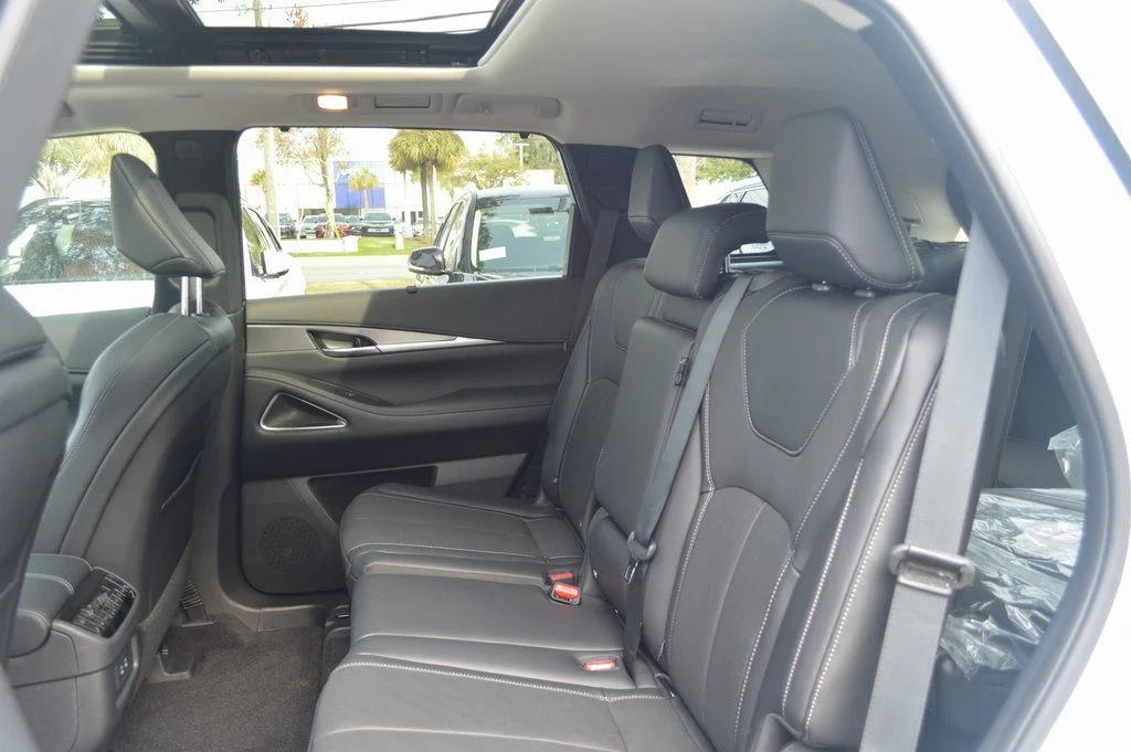 Certified Used 2026 White INFINITI LUXE image 33