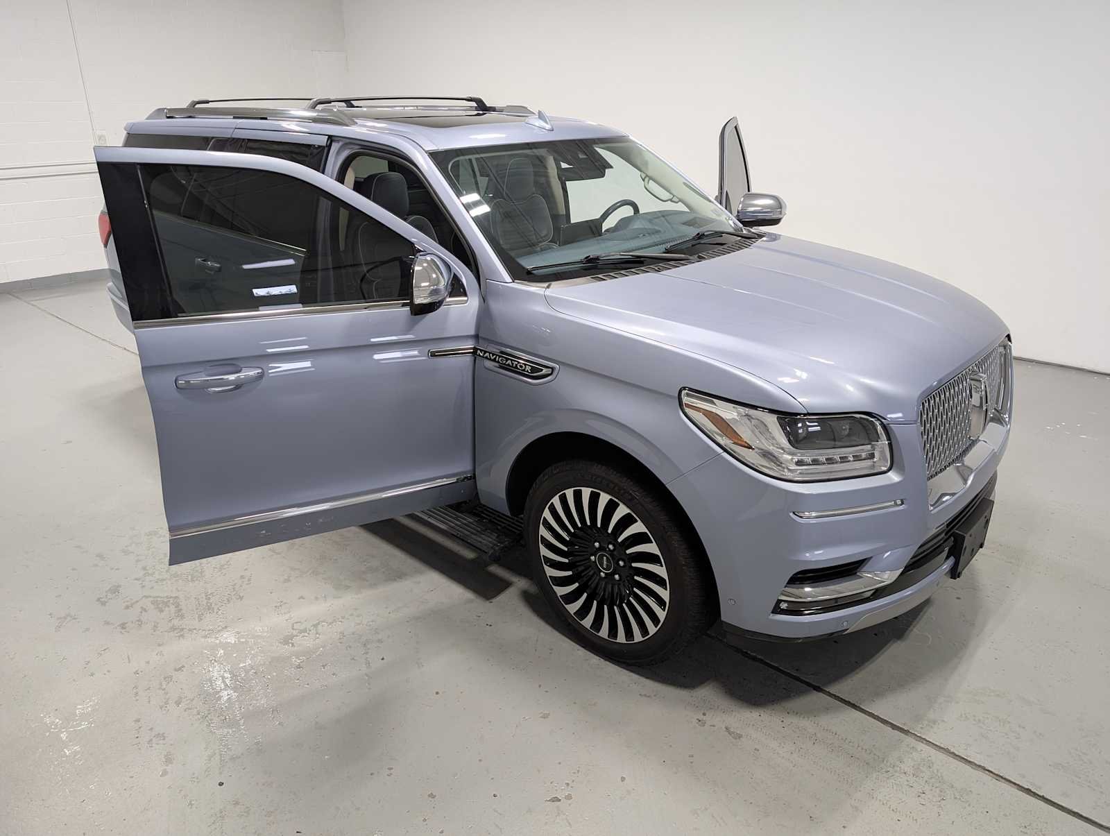 Used 2021 Chroma Crystal Blue Lincoln Black Label image 17
