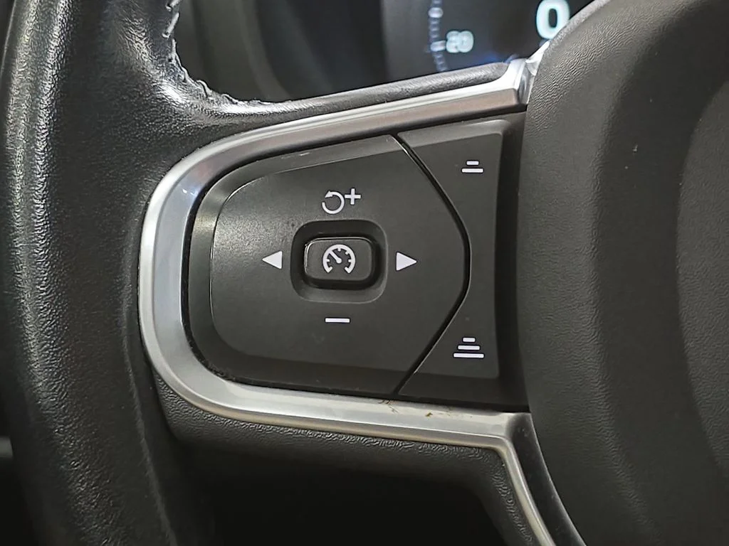 Used 2020 Pine Gray Metallic Volvo T6 Momentum image 12