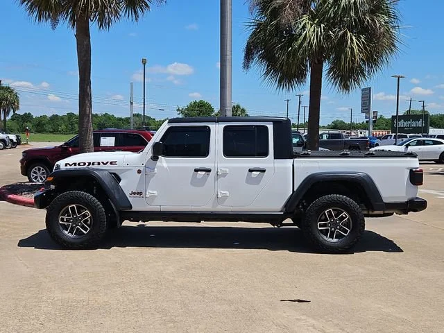 Used 2024  Jeep Mojave image 4