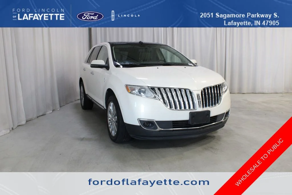 Used 2012 Beige Lincoln Base image 1