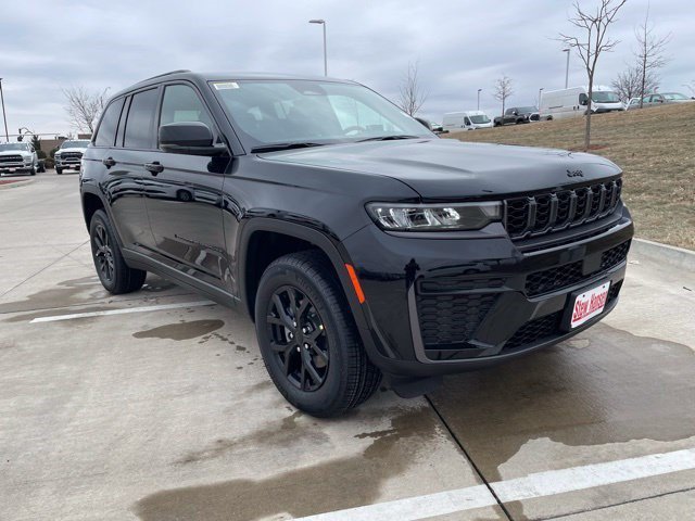 New 2026 Diamond Black Crystal Pearlcoat Jeep Laredo Altitude image 7