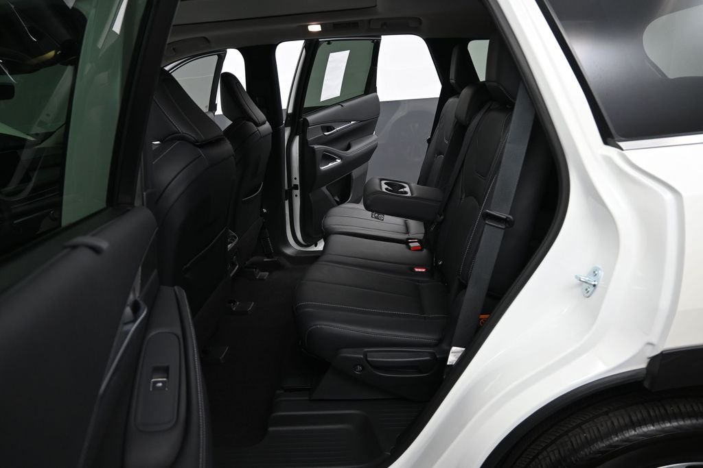 Used 2023 White INFINITI LUXE image 12