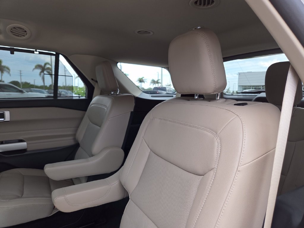 Used 2021 White Metallic Ford Limited image 24