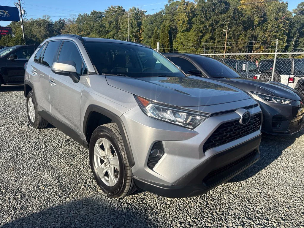 Used 2019 Silver Toyota XLE image 2