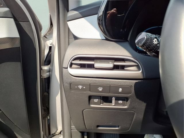 Used 2025  Hyundai SEL image 13