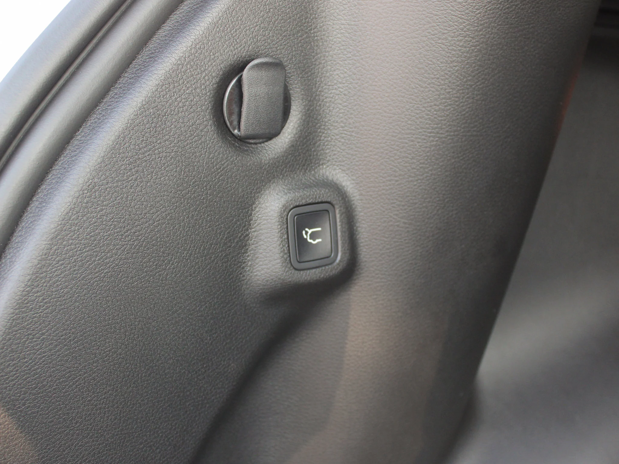 New 2026 White Jeep North* 4x4, Pano Sunroof, Remote Start, Alpine Audio, Heated Seats image 11