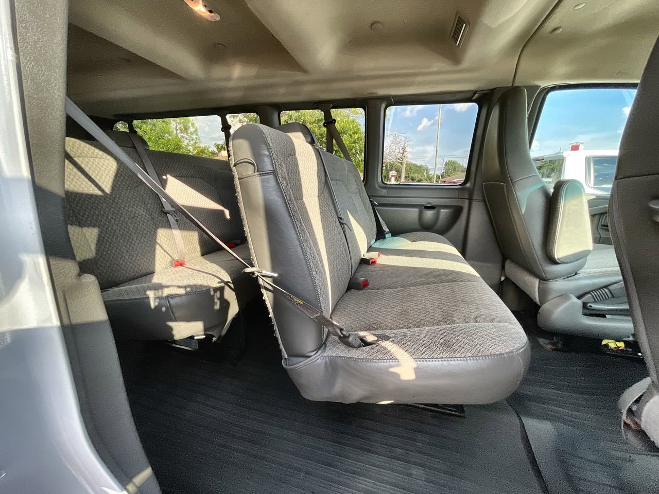 2022 Chevrolet Express Passenger LS - Photo 15