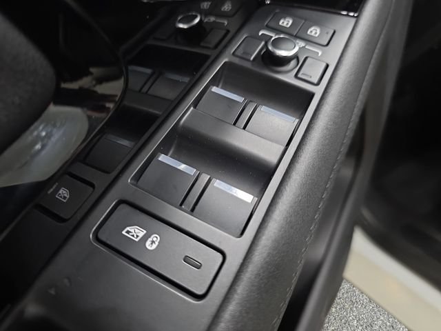 Used 2021 White Land Rover S image 26