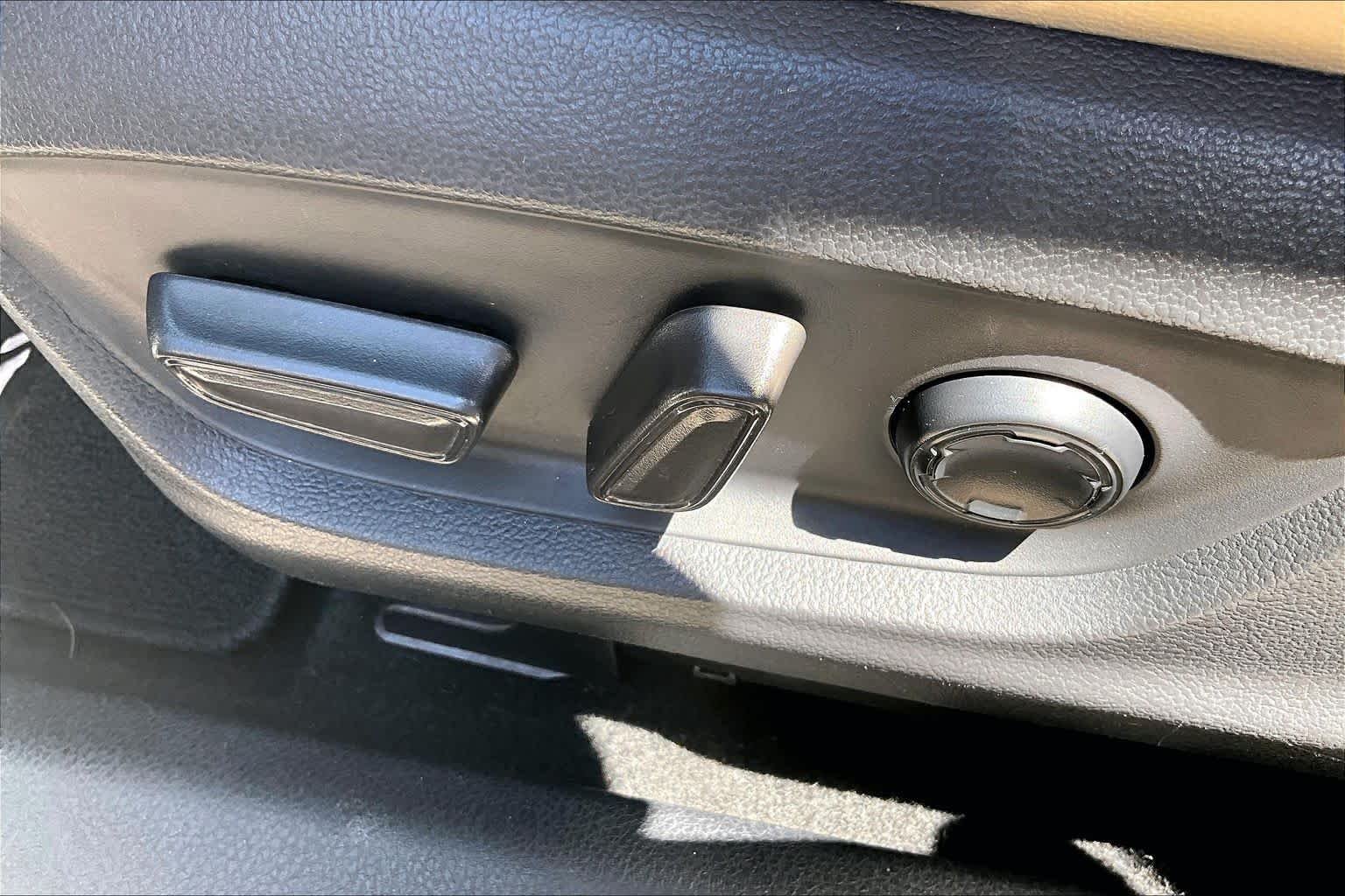 Used 2019 Wind Chill Pearl Toyota Hybrid Limited image 35