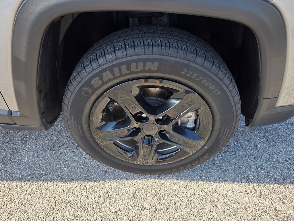 Used 2024 Gray Jeep Latitude image 21
