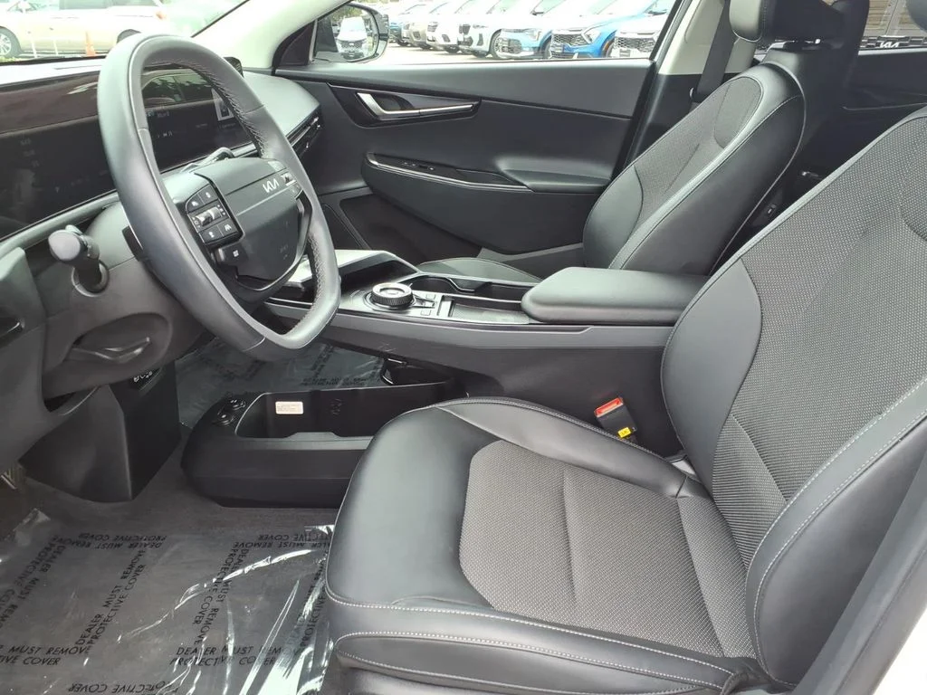 Certified Used 2025 White Kia Light image 12