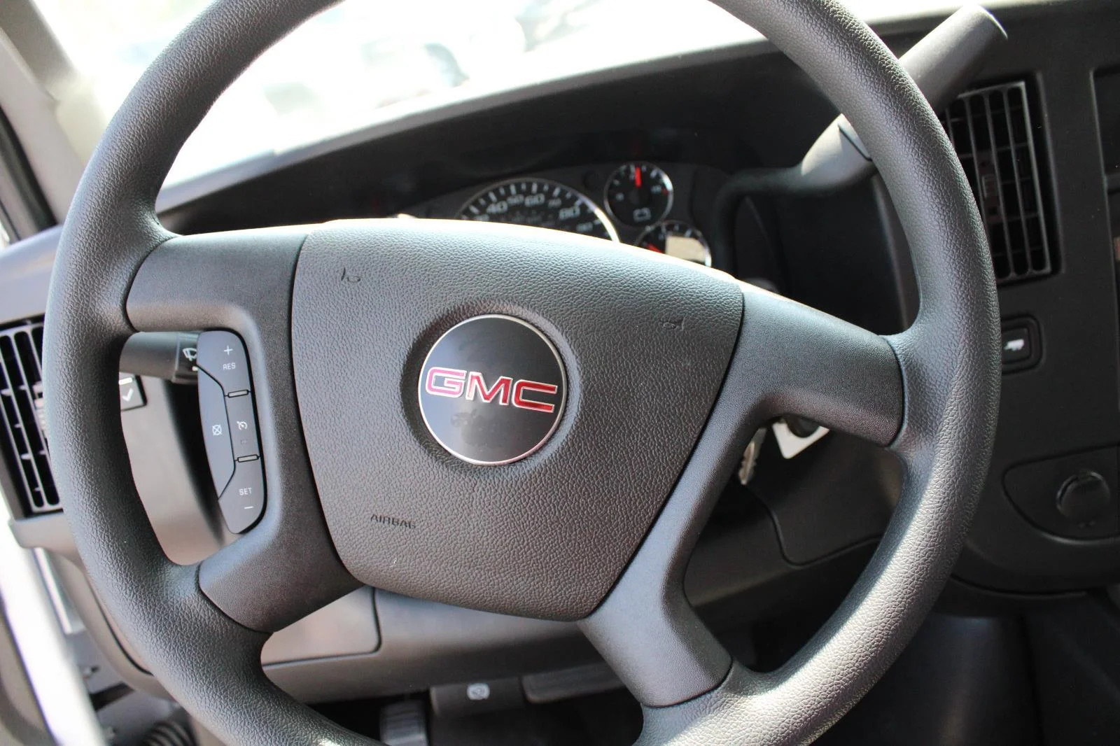 New 2025 Summit White GMC 1WT image 18