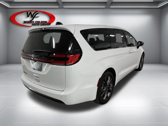 New 2026 Bright White Clear-Coat Exterior Paint Chrysler Select image 6