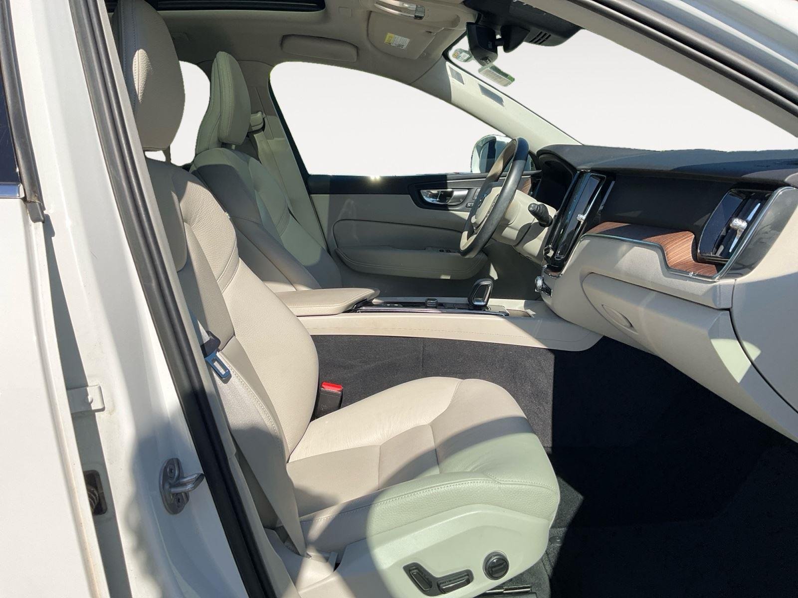 Used 2022 Crystal White Metallic Volvo Momentum image 15