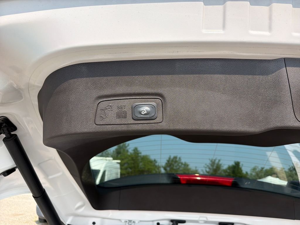 Used 2018 White Platinum Clearcoat Metallic Lincoln Reserve image 32