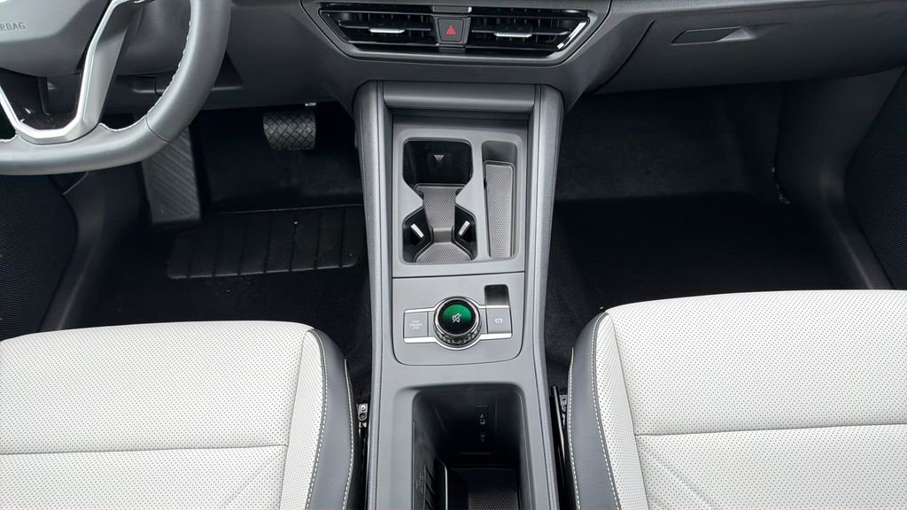 New 2026 Deep Black Pearl Volkswagen 2.0T SE image 18