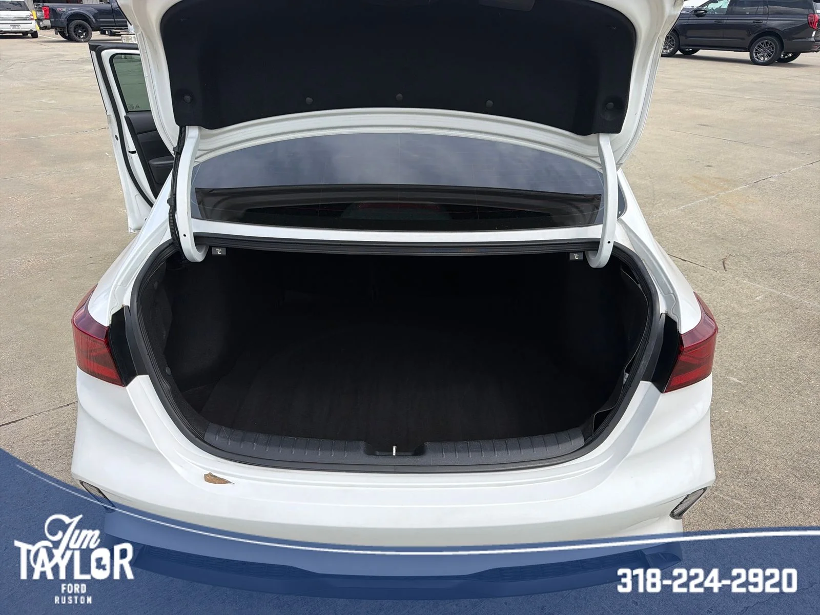Used 2023 Snow White Pearl Kia LXS image 27
