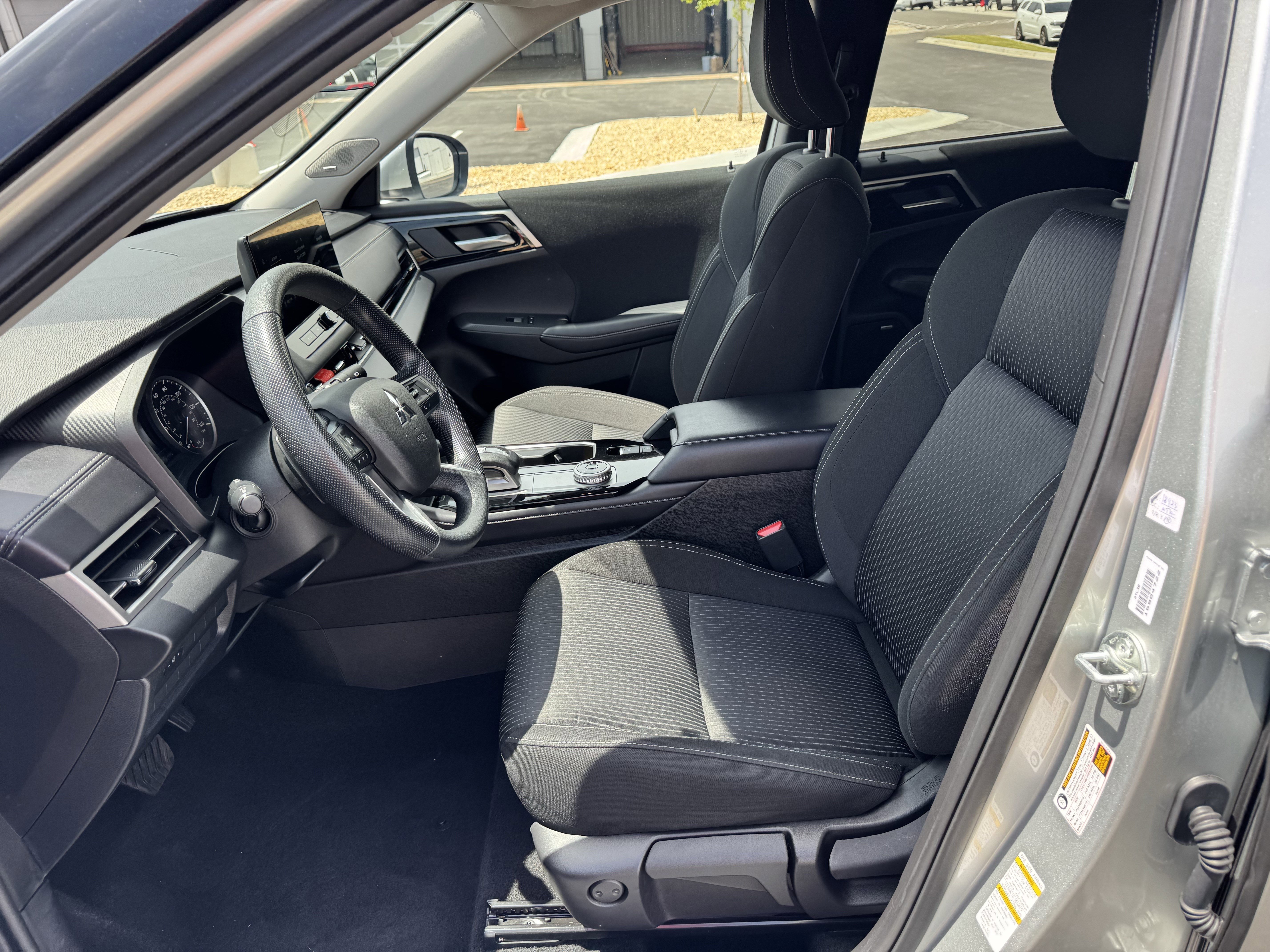 Used 2025  Mitsubishi ES image 9