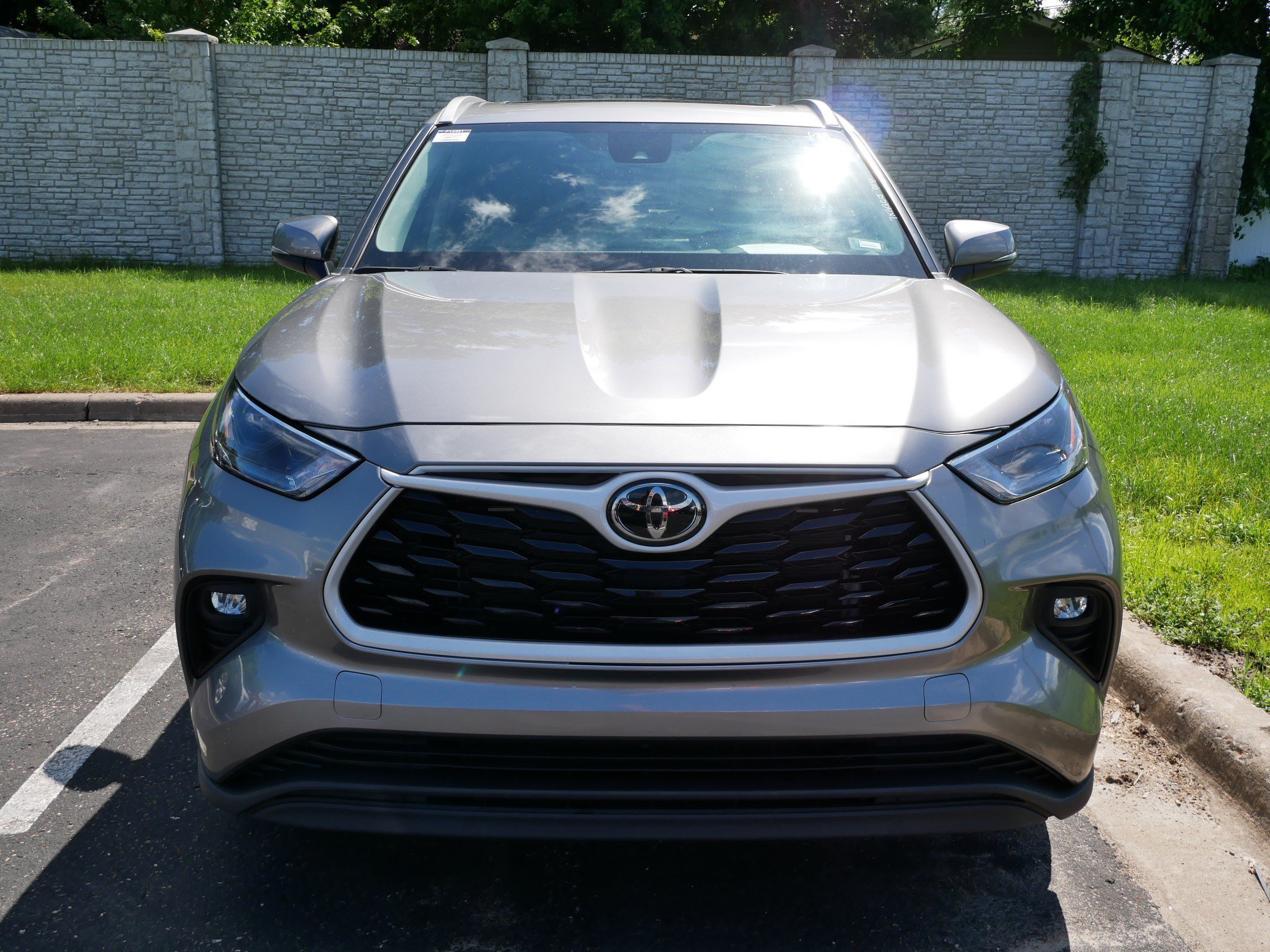 Certified 2025 Toyota Highlander XLE with VIN 5TDKDRBH7SS585793 for sale in Brooklyn Center, Minnesota