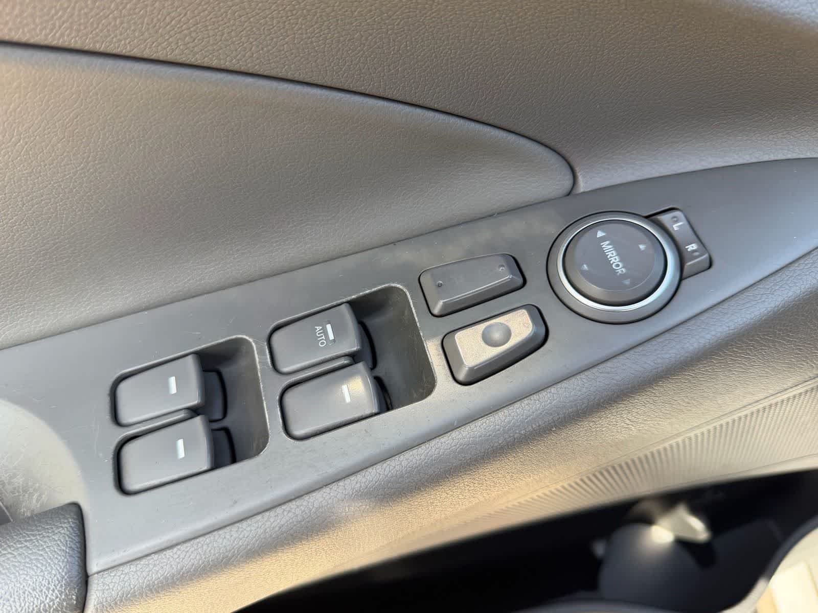 Used 2011 Radiant Silver Metallic Hyundai SE image 21