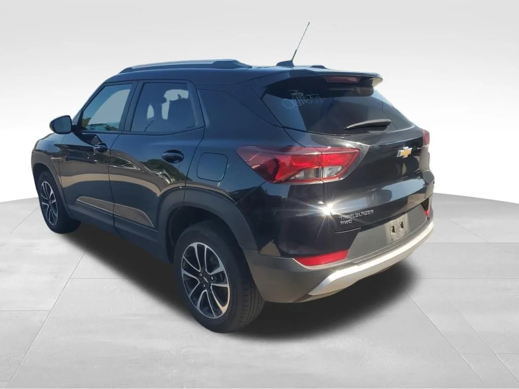 Used 2025 Black Chevrolet LT image 3